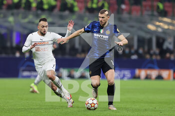 2021-11-24 - Edin Dzeko of FC Internazionale in action during the UEFA Champions League 2021/22 Group Stage - Group D football match between FC Internazionale and FC Shakhtar Donetsk at Giuseppe Meazza Stadium, Milan, Italy on November 24, 2021 - INTER - FC INTERNAZIONALE VS SHAKHTAR DONETSK - UEFA CHAMPIONS LEAGUE - SOCCER