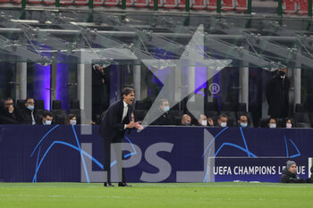 2021-11-24 - Simone Inzaghi Head Coach of FC Internazionale reacts from the bench during the UEFA Champions League 2021/22 Group Stage - Group D football match between FC Internazionale and FC Shakhtar Donetsk at Giuseppe Meazza Stadium, Milan, Italy on November 24, 2021 - INTER - FC INTERNAZIONALE VS SHAKHTAR DONETSK - UEFA CHAMPIONS LEAGUE - SOCCER