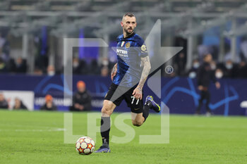 2021-11-24 - Marcelo Brozovic of FC Internazionale in action during the UEFA Champions League 2021/22 Group Stage - Group D football match between FC Internazionale and FC Shakhtar Donetsk at Giuseppe Meazza Stadium, Milan, Italy on November 24, 2021 - INTER - FC INTERNAZIONALE VS SHAKHTAR DONETSK - UEFA CHAMPIONS LEAGUE - SOCCER