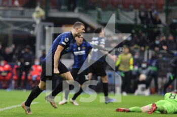 2021-11-24 - Edin Dzeko of FC Internazionale celebrates after scoring a goal during the UEFA Champions League 2021/22 Group Stage - Group D football match between FC Internazionale and FC Shakhtar Donetsk at Giuseppe Meazza Stadium, Milan, Italy on November 24, 2021 - INTER - FC INTERNAZIONALE VS SHAKHTAR DONETSK - UEFA CHAMPIONS LEAGUE - SOCCER