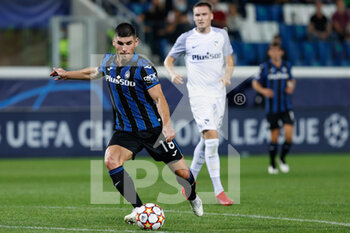 2021-09-29 - Rusland Malinovskyi (Atalanta Bergamasca Calcio) shoots the ball - ATALANTA BC VS YOUNG BOYS - UEFA CHAMPIONS LEAGUE - SOCCER