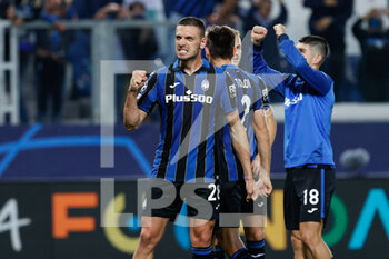 2021-09-29 - Atalanta players celebrate after the victory - ATALANTA BC VS YOUNG BOYS - UEFA CHAMPIONS LEAGUE - SOCCER