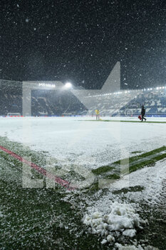 2021-12-08 - The pitch lines are colored in red to distinguish them in the snow - ATALANTA BC VS VILLARREAL - UEFA CHAMPIONS LEAGUE - SOCCER