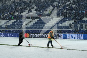 2021-12-08 - The pitch staff work for removing the snow from the pitch - ATALANTA BC VS VILLARREAL - UEFA CHAMPIONS LEAGUE - SOCCER