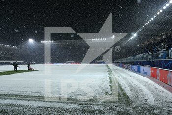 2021-12-08 - The pitch staff work for removing the snow from the pitch - ATALANTA BC VS VILLARREAL - UEFA CHAMPIONS LEAGUE - SOCCER