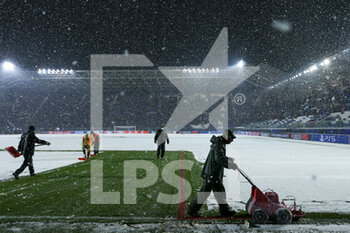 2021-12-08 - The pitch staff work for removing the snow from the pitch and for red coloring the lines - ATALANTA BC VS VILLARREAL - UEFA CHAMPIONS LEAGUE - SOCCER
