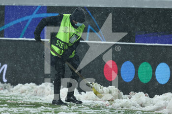 2021-12-08 - A steward at work to remove the snow from the pitch - ATALANTA BC VS VILLARREAL - UEFA CHAMPIONS LEAGUE - SOCCER