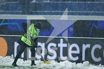 2021-12-08 - A steward at work to remove the snow from the pitch - ATALANTA BC VS VILLARREAL - UEFA CHAMPIONS LEAGUE - SOCCER