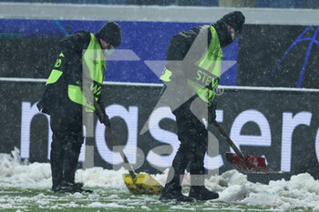 2021-12-08 - The stewards at work to remove the snow from the pitch - ATALANTA BC VS VILLARREAL - UEFA CHAMPIONS LEAGUE - SOCCER