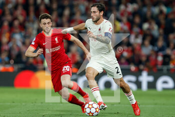 2021-09-15 - Davide Calabria (AC Milan) hindered by Diogo Jota (Liverpool FC) - GROUP B - LIVERPOOL FC VS AC MILAN - UEFA CHAMPIONS LEAGUE - SOCCER