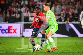 2021-09-14 - Isaac LIHADJI of Lille and Yannick GERHARDT of Wolfsburg during the UEFA Champions League, Group Stage, Group G football match between Lille OSC (LOSC) and Verein fur Leibesubungen Wolfsburg on September 14, 2021 at Pierre Mauroy Stadium in Villeneuve-d'Ascq, France - LILLE OSC (LOSC) AND VEREIN FUR LEIBESUBUNGEN WOLFSBURG - UEFA CHAMPIONS LEAGUE - SOCCER