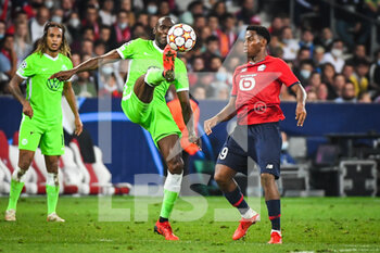 2021-09-14 - Josuha GUILAVOGUI of Wolfsburg and Jonathan DAVID of Lille during the UEFA Champions League, Group Stage, Group G football match between Lille OSC (LOSC) and Verein fur Leibesubungen Wolfsburg on September 14, 2021 at Pierre Mauroy Stadium in Villeneuve-d'Ascq, France - LILLE OSC (LOSC) AND VEREIN FUR LEIBESUBUNGEN WOLFSBURG - UEFA CHAMPIONS LEAGUE - SOCCER