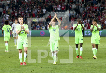 2021-09-14 - Yannick Gerhardt, Luka Waldschmidt, Josuha Guilavogui, Lukas Nmecha of Wolfsburg salute their supporters following the UEFA Champions League, Group Stage, Group G football match between Lille OSC (LOSC) and VfL Wolfsburg on September 14, 2021 at Stade Pierre Mauroy in Villeneuve-d?Ascq near Lille, France - LILLE OSC (LOSC) AND VEREIN FUR LEIBESUBUNGEN WOLFSBURG - UEFA CHAMPIONS LEAGUE - SOCCER