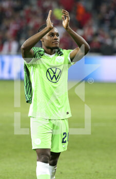 2021-09-14 - Ridle Baku of Wolfsburg salutes his supporters following the UEFA Champions League, Group Stage, Group G football match between Lille OSC (LOSC) and VfL Wolfsburg on September 14, 2021 at Stade Pierre Mauroy in Villeneuve-d?Ascq near Lille, France - LILLE OSC (LOSC) AND VEREIN FUR LEIBESUBUNGEN WOLFSBURG - UEFA CHAMPIONS LEAGUE - SOCCER