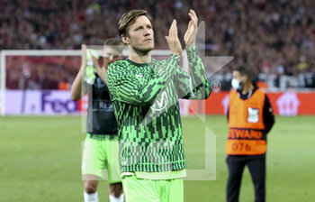 2021-09-14 - Wout Weghorst of Wolfsburg salutes his supporters following the UEFA Champions League, Group Stage, Group G football match between Lille OSC (LOSC) and VfL Wolfsburg on September 14, 2021 at Stade Pierre Mauroy in Villeneuve-d?Ascq near Lille, France - LILLE OSC (LOSC) AND VEREIN FUR LEIBESUBUNGEN WOLFSBURG - UEFA CHAMPIONS LEAGUE - SOCCER