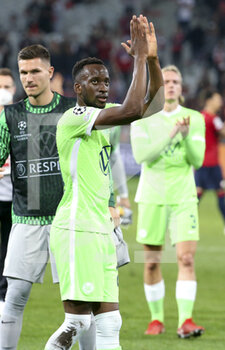 2021-09-14 - Dodi Lukebakio of Wolfsburg salutes their supporters following the UEFA Champions League, Group Stage, Group G football match between Lille OSC (LOSC) and VfL Wolfsburg on September 14, 2021 at Stade Pierre Mauroy in Villeneuve-d?Ascq near Lille, France - LILLE OSC (LOSC) AND VEREIN FUR LEIBESUBUNGEN WOLFSBURG - UEFA CHAMPIONS LEAGUE - SOCCER