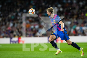 2021-09-14 - Frankie de Jong of FC Barcelona in action during the UEFA Champions League, football match played between FC Barcelona and Bayern Munich at Camp Nou Stadium on September 14, 2021, in Barcelona, Spain - FC BARCELONA VS BAYERN MUNICH - UEFA CHAMPIONS LEAGUE - SOCCER