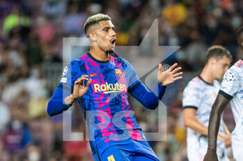 2021-09-14 - Ronald Araujo of FC Barcelona laments during the UEFA Champions League, football match played between FC Barcelona and Bayern Munich at Camp Nou Stadium on September 14, 2021, in Barcelona, Spain - FC BARCELONA VS BAYERN MUNICH - UEFA CHAMPIONS LEAGUE - SOCCER