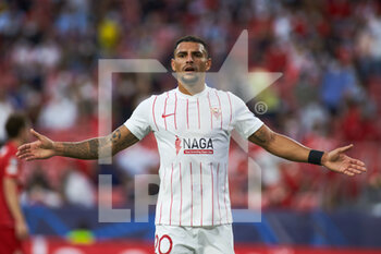 2021-09-14 - Diego Carlos of Sevilla protests during the UEFA Champions League, Group G, football match played between Sevilla FC and RB Salzburg at Ramon Sanchez-Pizjuan stadium on September 14, 2021, in Sevilla, Spain - GROUP G - SEVILLA FC VS RB SALZBURG - UEFA CHAMPIONS LEAGUE - SOCCER