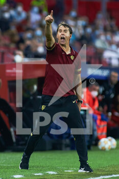2021-09-14 - Julen Lopetegui, head coach of Sevilla, in action during the UEFA Champions League, Group G, football match played between Sevilla FC and RB Salzburg at Ramon Sanchez-Pizjuan stadium on September 14, 2021, in Sevilla, Spain - GROUP G - SEVILLA FC VS RB SALZBURG - UEFA CHAMPIONS LEAGUE - SOCCER