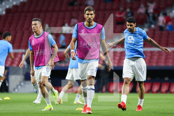 2021-09-15 - Mateus Uribe, Marko Grujic and Mehdi Taremi of Porto warms up during the UEFA Champions League, Group B, football match played between Atletico de Madrid and FC Porto at Wanda Metropolitano stadium on September 15, 2021, in Madrid, Spain - GROUP B - ATLETICO DE MADRID VS FC PORTO - UEFA CHAMPIONS LEAGUE - SOCCER