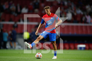 2021-09-15 - Marcos Llorente of Atletico de Madrid warms up during the UEFA Champions League, Group B, football match played between Atletico de Madrid and FC Porto at Wanda Metropolitano stadium on September 15, 2021, in Madrid, Spain - GROUP B - ATLETICO DE MADRID VS FC PORTO - UEFA CHAMPIONS LEAGUE - SOCCER