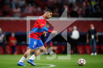 2021-09-15 - Luis Suarez of Atletico de Madrid warms up during the UEFA Champions League, Group B, football match played between Atletico de Madrid and FC Porto at Wanda Metropolitano stadium on September 15, 2021, in Madrid, Spain - GROUP B - ATLETICO DE MADRID VS FC PORTO - UEFA CHAMPIONS LEAGUE - SOCCER