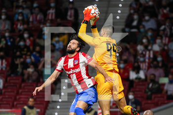 2021-09-15 - Diogo Costa of Porto stop the ball during the UEFA Champions League, Group B, football match played between Atletico de Madrid and FC Porto at Wanda Metropolitano stadium on September 15, 2021, in Madrid, Spain - GROUP B - ATLETICO DE MADRID VS FC PORTO - UEFA CHAMPIONS LEAGUE - SOCCER