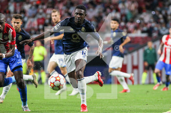 2021-09-15 - Zaidu Sanusi of Porto in action during the UEFA Champions League, Group B, football match played between Atletico de Madrid and FC Porto at Wanda Metropolitano stadium on September 15, 2021, in Madrid, Spain - GROUP B - ATLETICO DE MADRID VS FC PORTO - UEFA CHAMPIONS LEAGUE - SOCCER
