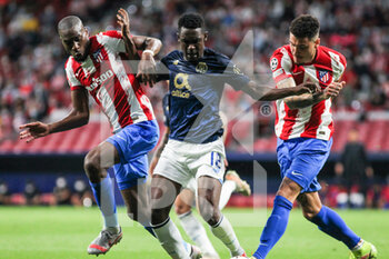 2021-09-15 - Geoffrey Kondogbia of Atletico de Madrid, Zaidu Sanusi of Porto and Jose Maria Gimenez of Atletico de Madrid in action during the UEFA Champions League, Group B, football match played between Atletico de Madrid and FC Porto at Wanda Metropolitano stadium on September 15, 2021, in Madrid, Spain - GROUP B - ATLETICO DE MADRID VS FC PORTO - UEFA CHAMPIONS LEAGUE - SOCCER