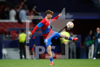 2021-09-15 - Antoine Griezmann of Atletico de Madrid warms up during the UEFA Champions League, Group B, football match played between Atletico de Madrid and FC Porto at Wanda Metropolitano stadium on September 15, 2021, in Madrid, Spain - GROUP B - ATLETICO DE MADRID VS FC PORTO - UEFA CHAMPIONS LEAGUE - SOCCER