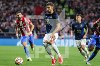 2021-09-15 - Marko Grujic of Porto in action during the UEFA Champions League, Group B, football match played between Atletico de Madrid and FC Porto at Wanda Metropolitano stadium on September 15, 2021, in Madrid, Spain - GROUP B - ATLETICO DE MADRID VS FC PORTO - UEFA CHAMPIONS LEAGUE - SOCCER
