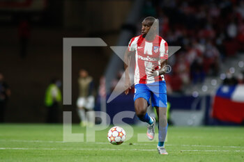 2021-09-15 - Geoffrey Kondogbia of Atletico de Madrid in action during the UEFA Champions League, Group B, football match played between Atletico de Madrid and FC Porto at Wanda Metropolitano stadium on September 15, 2021, in Madrid, Spain - GROUP B - ATLETICO DE MADRID VS FC PORTO - UEFA CHAMPIONS LEAGUE - SOCCER