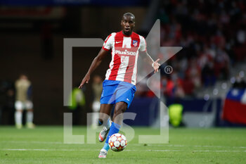 2021-09-15 - Geoffrey Kondogbia of Atletico de Madrid in action during the UEFA Champions League, Group B, football match played between Atletico de Madrid and FC Porto at Wanda Metropolitano stadium on September 15, 2021, in Madrid, Spain - GROUP B - ATLETICO DE MADRID VS FC PORTO - UEFA CHAMPIONS LEAGUE - SOCCER