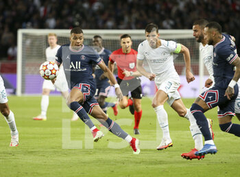 2021-09-28 - Kylian Mbappe of PSG, Ruben Dias of Manchester City during the UEFA Champions League, Group A football match between Paris Saint-Germain and Manchester City on September 28, 2021 at Parc des Princes stadium in Paris, France - PARIS SAINT-GERMAIN VS MANCHESTER CITY - UEFA CHAMPIONS LEAGUE - SOCCER