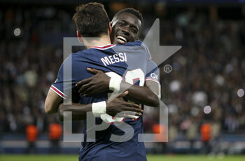 2021-09-28 - Lionel Messi of PSG celebrates his goal with Idrissa Gueye Gana of PSG during the UEFA Champions League, Group A football match between Paris Saint-Germain and Manchester City on September 28, 2021 at Parc des Princes stadium in Paris, France - PARIS SAINT-GERMAIN VS MANCHESTER CITY - UEFA CHAMPIONS LEAGUE - SOCCER