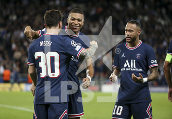 2021-09-28 - Lionel Messi of PSG celebrates his goal with Kylian Mbappe, Neymar Jr of PSG during the UEFA Champions League, Group A football match between Paris Saint-Germain and Manchester City on September 28, 2021 at Parc des Princes stadium in Paris, France - PARIS SAINT-GERMAIN VS MANCHESTER CITY - UEFA CHAMPIONS LEAGUE - SOCCER