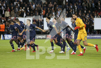 2021-09-28 - Players of PSG celebrate the victory following the UEFA Champions League, Group A football match between Paris Saint-Germain and Manchester City on September 28, 2021 at Parc des Princes stadium in Paris, France - PARIS SAINT-GERMAIN VS MANCHESTER CITY - UEFA CHAMPIONS LEAGUE - SOCCER