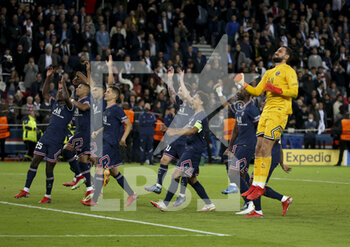 2021-09-28 - Players of PSG celebrate the victory following the UEFA Champions League, Group A football match between Paris Saint-Germain and Manchester City on September 28, 2021 at Parc des Princes stadium in Paris, France - PARIS SAINT-GERMAIN VS MANCHESTER CITY - UEFA CHAMPIONS LEAGUE - SOCCER