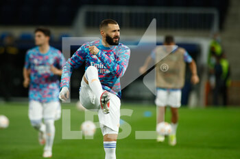 2021-09-28 - Karim Benzema of Real Madrid warms up during the UEFA Champions League, Group D football match between Real Madrid and FC Sheriff Tiraspol on Septenber 28, 2021 at Santiago Bernabeu stadium in Madrid, Spain - REAL MADRID VS FC SHERIFF TIRASPOL - UEFA CHAMPIONS LEAGUE - SOCCER