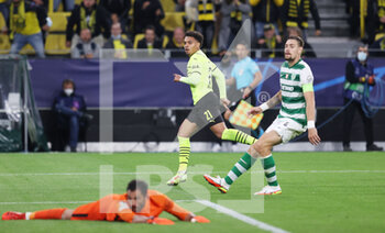 2021-09-28 - Donyell Malen of Borussia Dortmund scores the 1-0 goal during the UEFA Champions League, Group C football match between Borussia Dortmund and Sporting CP on September 28, 2021 at Signal Iduna Park in Dortmund, Germany - BORUSSIA DORTMUND VS SPORTING CP - UEFA CHAMPIONS LEAGUE - SOCCER