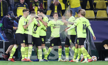 2021-09-28 - Donyell Malen of Borussia Dortmund celebrates his 1-0 goal with teammates during the UEFA Champions League, Group C football match between Borussia Dortmund and Sporting CP on September 28, 2021 at Signal Iduna Park in Dortmund, Germany - BORUSSIA DORTMUND VS SPORTING CP - UEFA CHAMPIONS LEAGUE - SOCCER