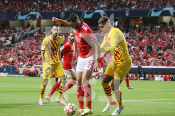 2021-09-29 - Roman Yaremchuk of Benfica and Ronald Araujo of FC Barcelona during the UEFA Champions League, Group E football match between SL Benfica and FC Barcelona on September 29, 2021 at Estadio da Luz in Lisbon, Portugal - SL BENFICA VS FC BARCELONA - UEFA CHAMPIONS LEAGUE - SOCCER