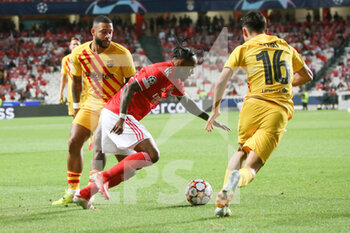 2021-09-29 - Valentino Lazaro of Benfica and Memphis Depay, Pedri of FC Barcelona during the UEFA Champions League, Group E football match between SL Benfica and FC Barcelona on September 29, 2021 at Estadio da Luz in Lisbon, Portugal - SL BENFICA VS FC BARCELONA - UEFA CHAMPIONS LEAGUE - SOCCER