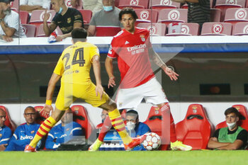 2021-09-29 - Darwin Nunez of Benfica and Eric Garcia of FC Barcelona during the UEFA Champions League, Group E football match between SL Benfica and FC Barcelona on September 29, 2021 at Estadio da Luz in Lisbon, Portugal - SL BENFICA VS FC BARCELONA - UEFA CHAMPIONS LEAGUE - SOCCER