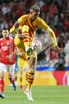 2021-09-29 - Ronald Araujo of FC Barcelona during the UEFA Champions League, Group E football match between SL Benfica and FC Barcelona on September 29, 2021 at Estadio da Luz in Lisbon, Portugal - SL BENFICA VS FC BARCELONA - UEFA CHAMPIONS LEAGUE - SOCCER