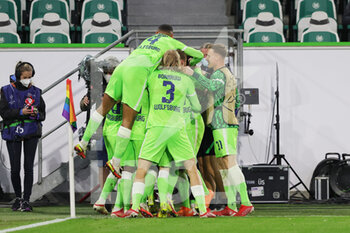 2021-09-29 - Wolfsburg players celebrate after the Renato Steffen's goal during the UEFA Champions League, Group G football match between VfL Wolfsburg and FC Sevilla on September 29, 2021 at Volkswagen Arena in Wolfsburg, Germany - VFL WOLFSBURG VS FC SEVILLA - UEFA CHAMPIONS LEAGUE - SOCCER