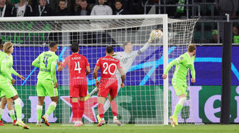 2021-09-29 - Koen Casteels of Wolfsburg makes a save during the UEFA Champions League, Group G football match between VfL Wolfsburg and FC Sevilla on September 29, 2021 at Volkswagen Arena in Wolfsburg, Germany - VFL WOLFSBURG VS FC SEVILLA - UEFA CHAMPIONS LEAGUE - SOCCER