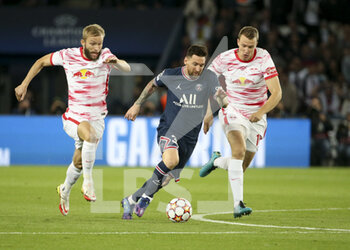 2021-10-19 - Lionel Messi of PSG between Konrad Laimer and Lukas Klostermann of RB Leipzig during the UEFA Champions League Group A football match between Paris Saint-Germain (PSG) and RB Leipzig on October 19, 2021 at Parc des Princes stadium in Paris, France - PARIS SAINT-GERMAIN VS RB LEIPZIG - UEFA CHAMPIONS LEAGUE - SOCCER