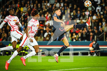 2021-10-19 - Mohamed SIMAKAN of RB Leipzig and Julian DRAXLER of PSG during the UEFA Champions League, Group A football match between Paris Saint-Germain and RB Leipzig on October 19, 2021 at Parc des Princes stadium in Paris, France - PARIS SAINT-GERMAIN VS RB LEIPZIG - UEFA CHAMPIONS LEAGUE - SOCCER